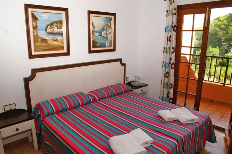 Отель Bahia Park Cala En Porter  Экстерьер фото