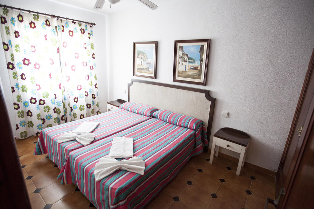 Отель Bahia Park Cala En Porter  Экстерьер фото